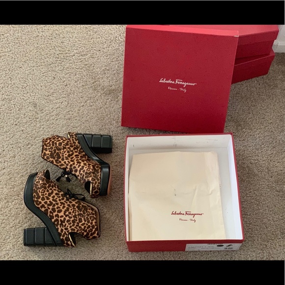 $1490 BAND NEW Ferragamo Women's ankle boots - Picture 2 of 8